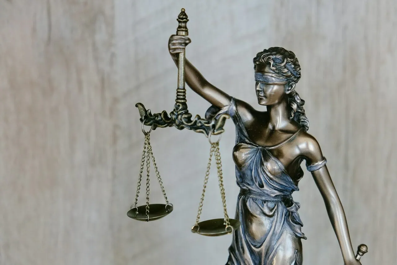 Varşavada hüquq firması — hüquq məsləhətçisinə nə vaxt müraciət etməli və yaxşı firmanı necə seçməli