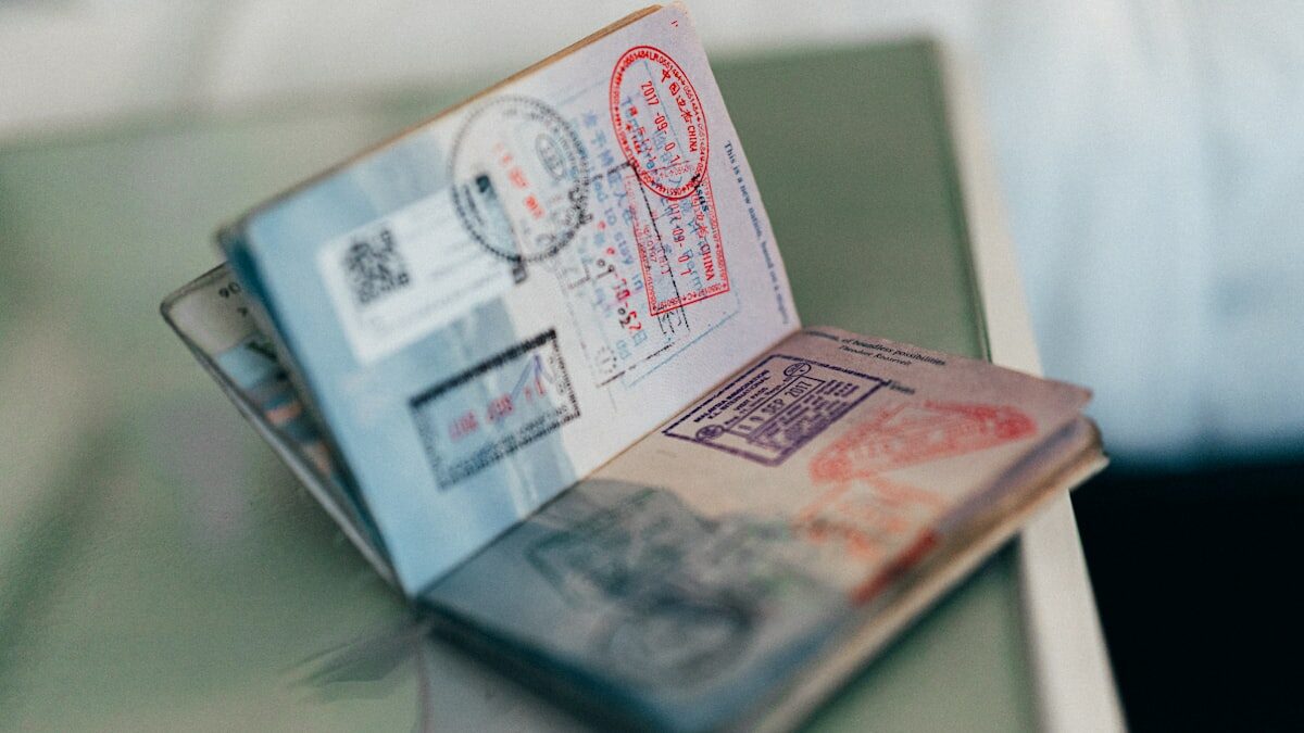 Legalny pobyt w Polsce 2026 — od wizy do pobytu stałego